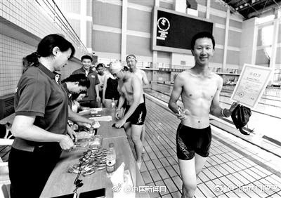 藍(lán)冠機(jī)電空氣能熱水工程兩眼放光的小編：這個(gè)清華小學(xué)弟有點(diǎn)帥