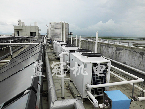 藍(lán)冠機(jī)電三一重工工廠員工宿舍空氣能 太陽(yáng)能熱水工程，使用多臺(tái)空氣能熱水器，這些主機(jī)同時(shí)運(yùn)行卻又不影響其它空氣能熱水器的使用