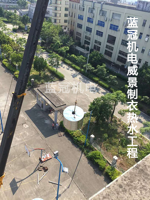珠海市威景制衣有限公司太陽能空氣能熱水工程水箱等設(shè)備起吊過程